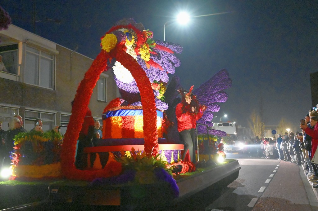 ../Images/Verlicht bloemencorso 2025 140.jpg